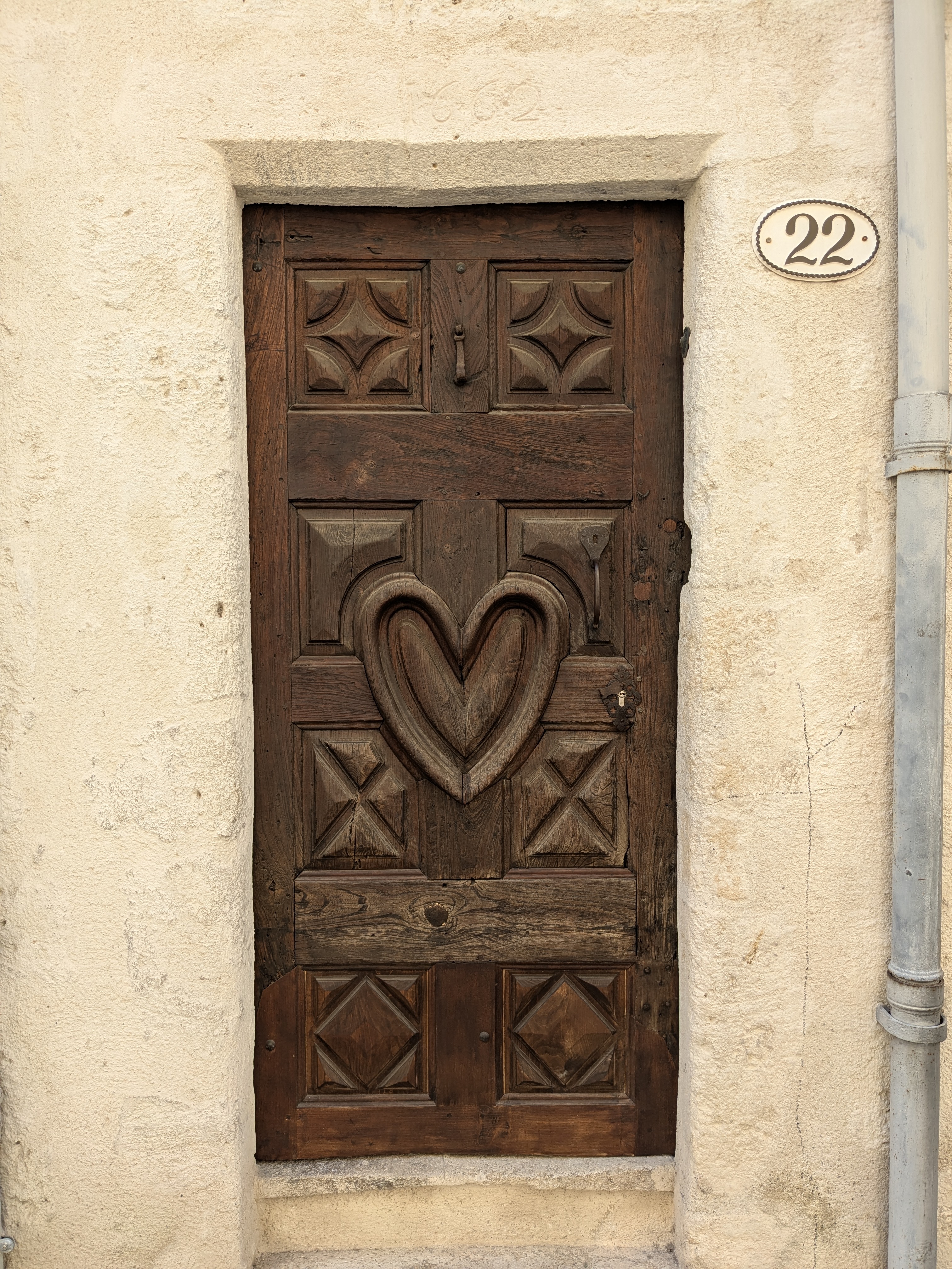 Porte typique de Pézenas – cours d'espagnol pour adultes à l'École Blabla Latina